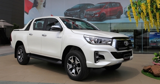 Giá niêm yết Toyota Hilux 2019 giảm tới 33 triệu đồng