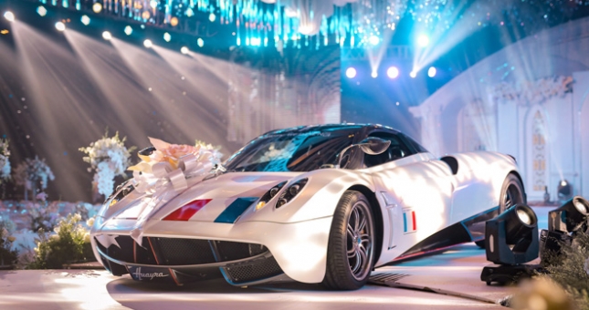 Minh “Nhựa” lái Pagani Huayra hơn 80 tỷ đồng đưa con gái vào lễ đường
