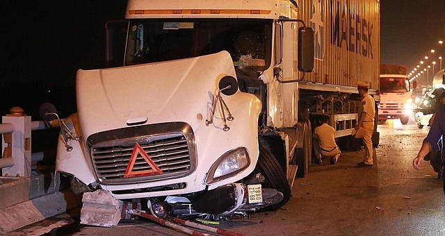 Container tông hàng loạt xe trên cầu Thanh Trì