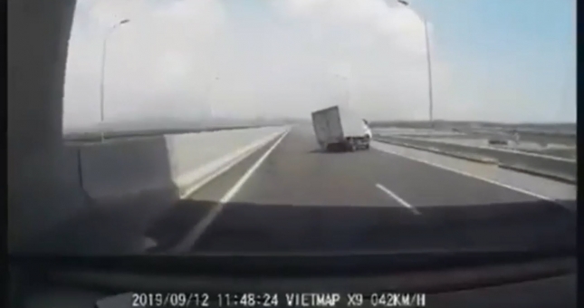 Xe tải lật nghiêng do nổ lốp khi đang chạy gần 100 km/h trên cao tốc