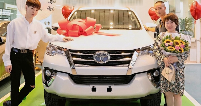 Có Range Rover Evoque, ca sĩ Đức Phúc tậu thêm cả Toyota Fortuner