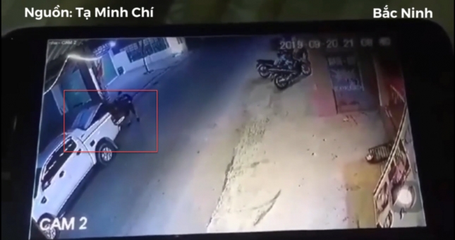 SỐC: Kẻ gian dùng xe bán tải để trộm Honda SH đỗ ven đường!