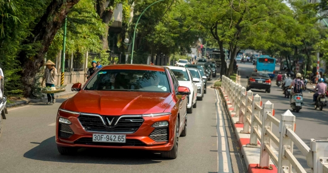 Lái thử xe VinFast Lux cùng chuyên gia quốc tế