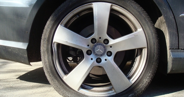 Ô tô xịt lốp giữa đường phải xử lý thế nào?