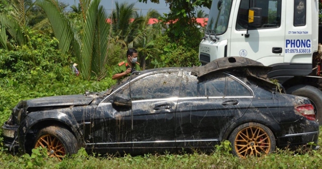 Hé lộ nguyên nhân vụ xe Mercedes rơi xuống kênh khiến 3 người tử vong