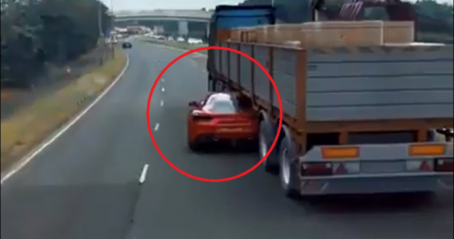 VIDEO: Ferrari chui qua gầm container khi chạy đua với cảnh sát