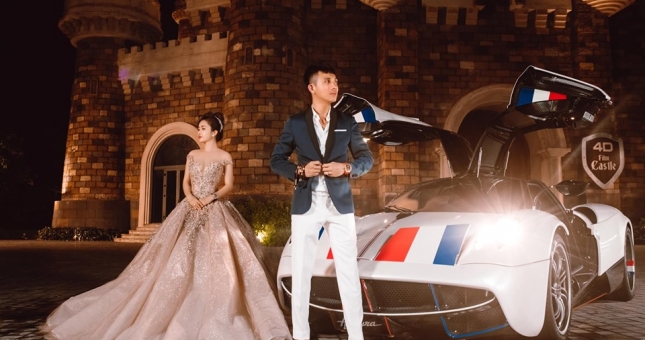 Vợ chồng Minh “Nhựa” khoe dáng bên Pagani Huayra 80 tỷ đồng