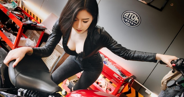 Xe & người đẹp: Hot girl khoe vòng 1 gợi cảm bên Triumph Bonneville