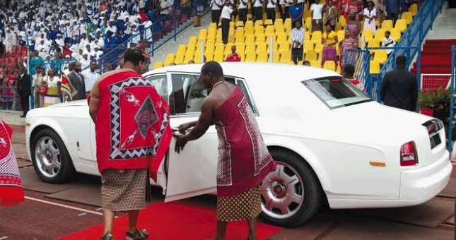 Choáng: Vua Swaziland mua 19 chiếc Rolls-Royce tặng 14 người vợ