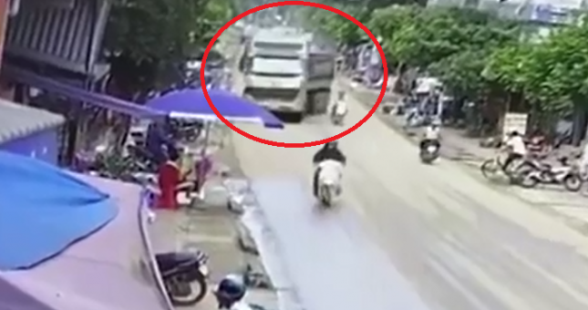 VIDEO: Tài xế xe Ben đánh lái đẳng cấp, cứu sống 2 thanh niên đi xe máy