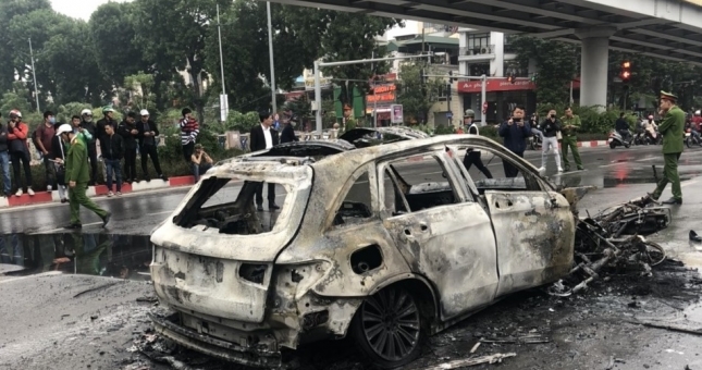 Nữ tài xế lái Mercedes tông liên hoàn chết người, xe cháy trơ khung