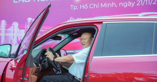 HLV Park Hang-seo được tặng xe VinFast Lux SA 2.0 hơn 1,8 tỷ đồng