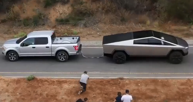 VIDEO: Ford F150 và Tesla Cybertruck đọ sức mạnh và cái kết khó tin