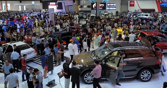 Giá xe ô tô ồ ạt giảm mạnh dịp cuối năm, có nên mua ngay?