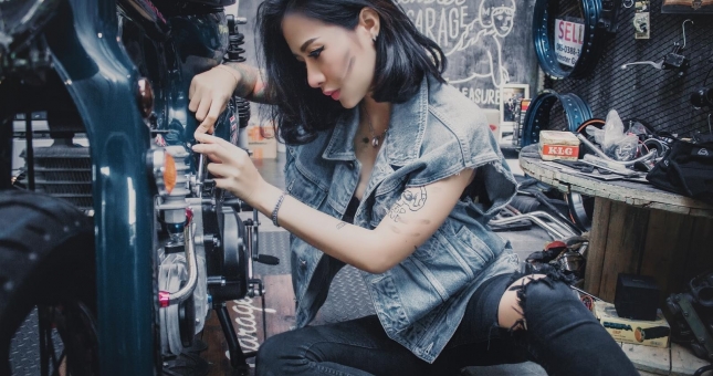 Xe & người đẹp: Hot girl xăm trổ khoe dáng trong garage mô tô cũ