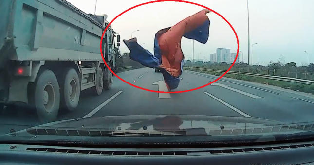 Xe tải đánh rơi bạt trùm kín đầu xe con, tài xế thót tim phanh gấp