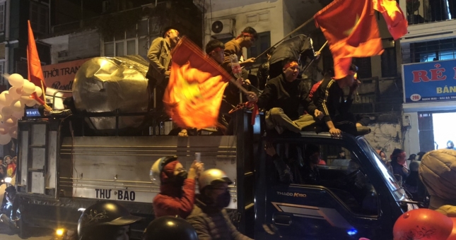 Muôn màu CĐV Việt Nam ăn mừng chiến thắng trước Indonesia