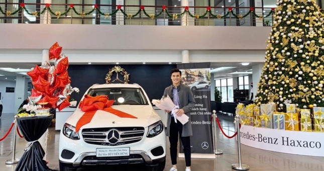 Thủ môn Bùi Tiến Dũng chính thức nhận xe Mercedes-Benz