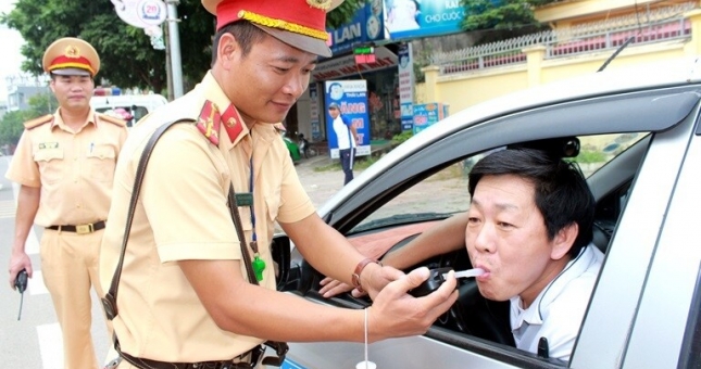 Uống rượu, bia sau bao lâu thì có thể lái xe?