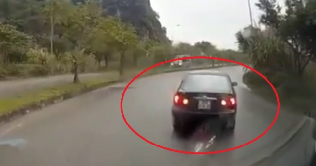 Toyota Corolla Altis bất chấp đi lùi để tránh kiểm tra nồng độ cồn