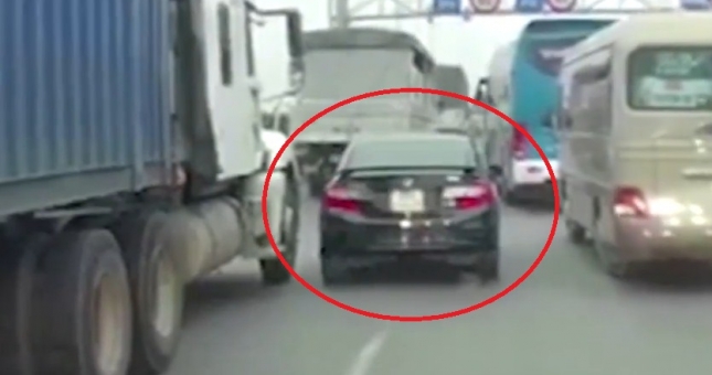 VIDEO: Xe con suýt biến dạng vì đi vào điểm mù xe container