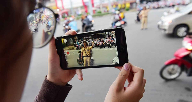 Từ hôm nay, người dân được ghi âm, quay phim CSGT làm việc