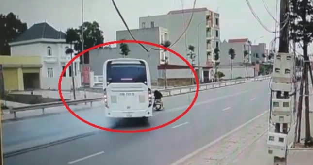 VIDEO: Tài xế xe khách phanh cháy lốp cứu xe máy thoát chết