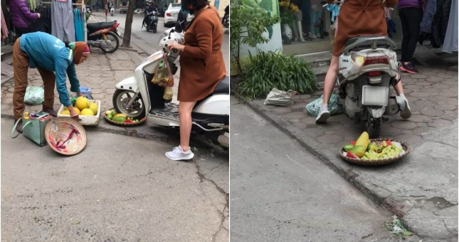 Người phụ nữ đi Honda Lead cán nát mẹt hoa quả của bà lão bán rong
