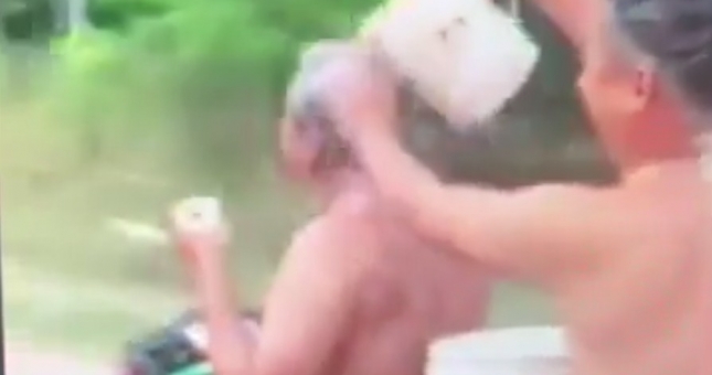 Vừa đi xe máy vừa tắm, 2 thanh niên bị phạt hơn 3 triệu đồng