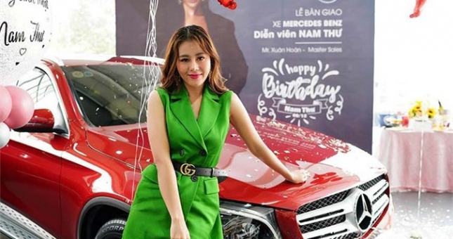 Diễn viên Nam Thư tậu Mercedes-Benz tiền tỷ chơi Tết