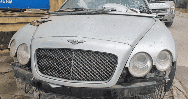 Xe sang Bentley Continental bị lãng quên đến vỡ nát tại Hà Nội
