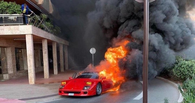 Bất lực nhìn siêu xe Ferrari F40 bốc cháy thành đống sắt vụn