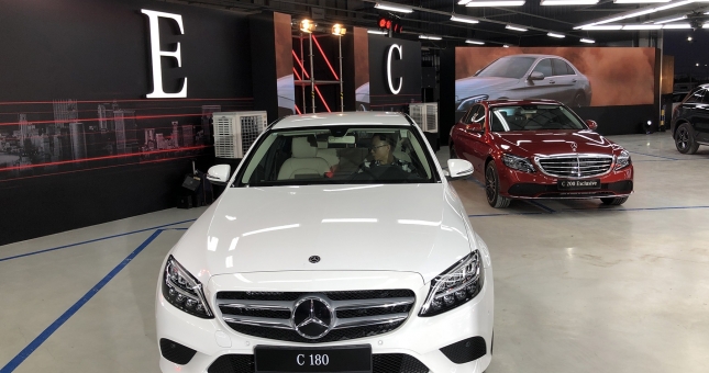 Mercedes-Benz C180 giá 1,4 tỷ đồng có gì đấu Toyota Camry