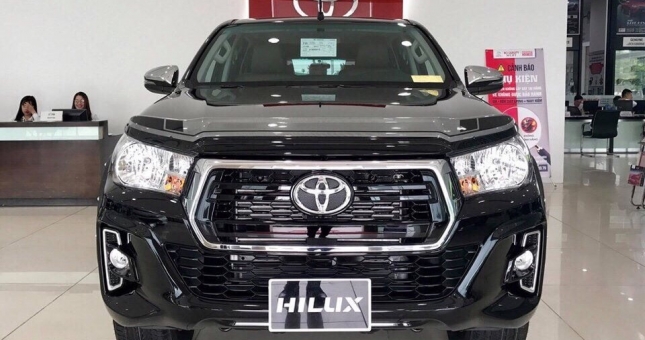 Toyota Hilux: Giá xe lăn bánh 2023, TSKT & đánh giá chi tiết