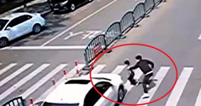 VIDEO: Phản xạ cực nhanh của ông bố khi con suýt bị ô tô đâm