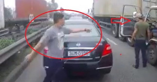 VIDEO: Va chạm gia giao thông và 'người phán xử' bất ngờ xuất hiện