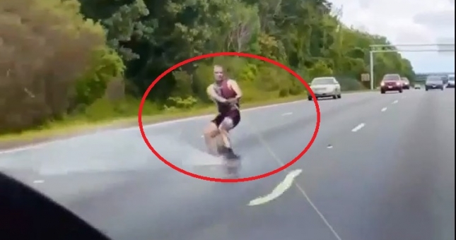 VIDEO: Nam thanh niên 'gây sốt' khi lướt sóng trên đường cao tốc