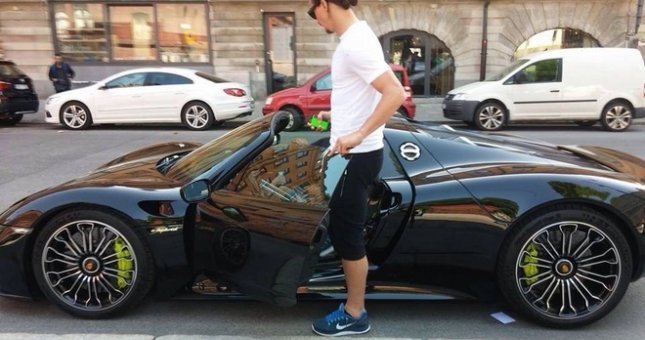 Nổi loạn trên sân cỏ, Ibrahimovic còn có thú chơi siêu xe xa xỉ