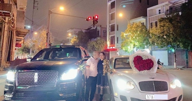 Vợ chồng đại gia Dương Đường sở hữu Bentley và Lincoln tiền tỷ