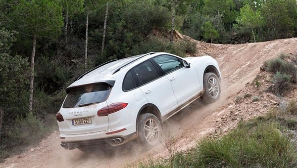 Kinh nghiệm lái xe lên dốc cho xe số sàn và số tự động