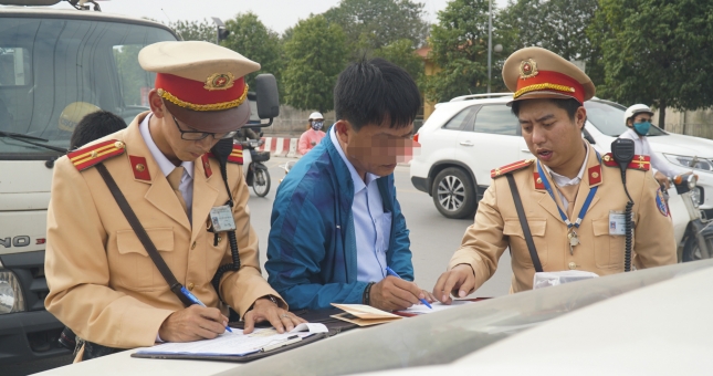 Mỗi GPLX ô tô có 12 điểm, tài xế vi phạm bị trừ hết phải thi lại?