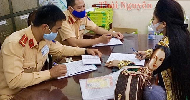 Phượng 'Mazda' bị phạt 4 triệu vì đi ngược chiều và livestream chửi bới