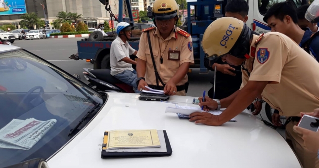 Bị CSGT tạm giữ xe, người vi phạm sẽ được nộp tiền bảo lãnh?