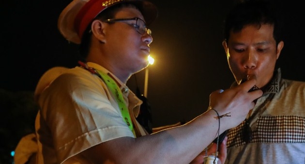 Tài xế uống 10 chai nước khi bị kiểm tra nồng độ cồn và cái kết