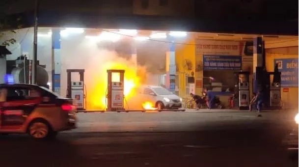 Cây xăng ở Hà Nội cháy nghi ngút do ô tô lùi trúng