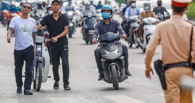 Dắt xe qua chốt CSGT có bị phạt không?