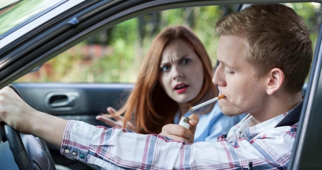 10 điều tuyệt đối không nên làm khi đang lái xe