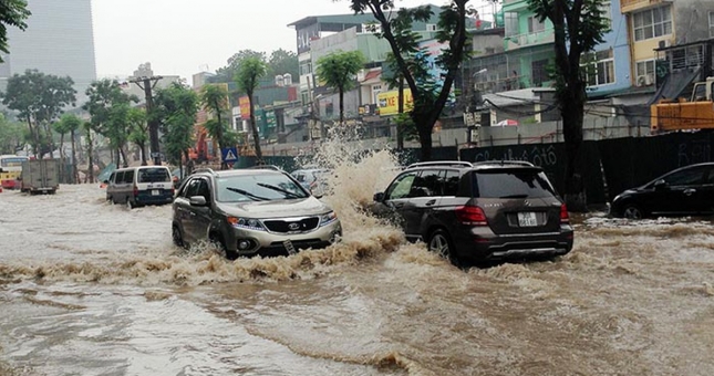 6 nguyên tắc “sống còn” khi lái xe trong thời tiết mưa bão