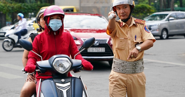 Đi xe quá chậm có bị CSGT phạt không?