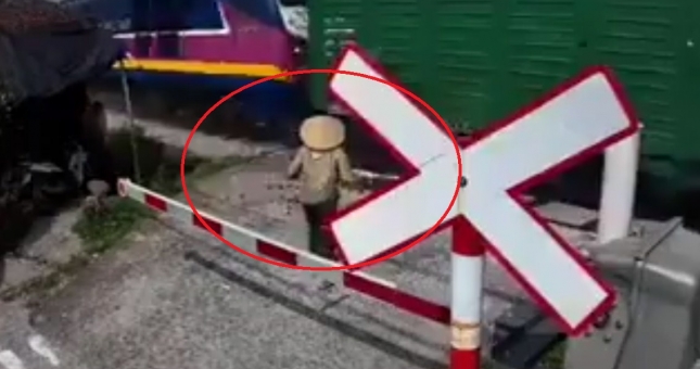 VIDEO: Người phụ nữ thoát chết nhưng xe đạp điện thì bị tàu hỏa cán nát